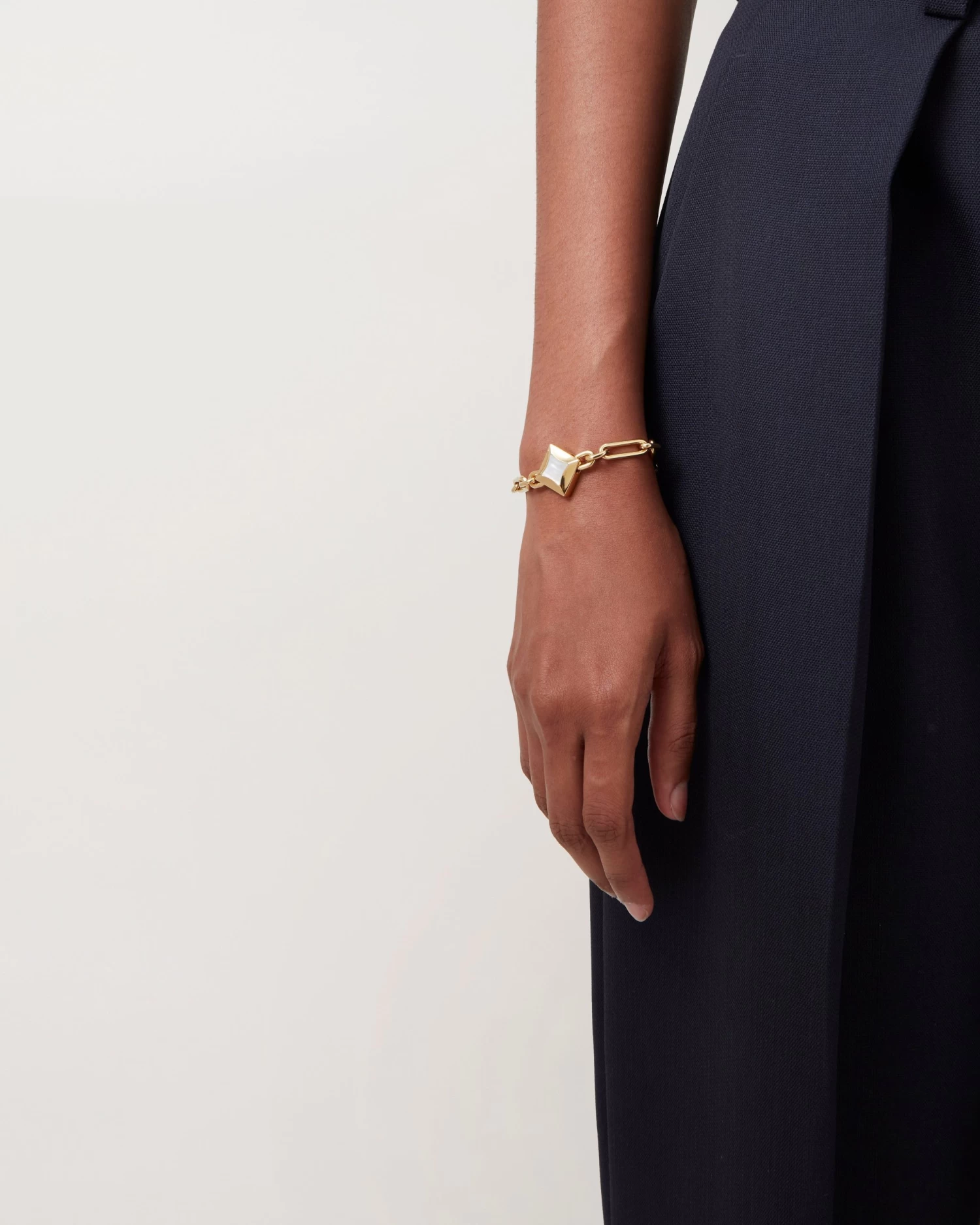 Iris Bracelet Gold 5 Iris Bracelet Gold - Image 3